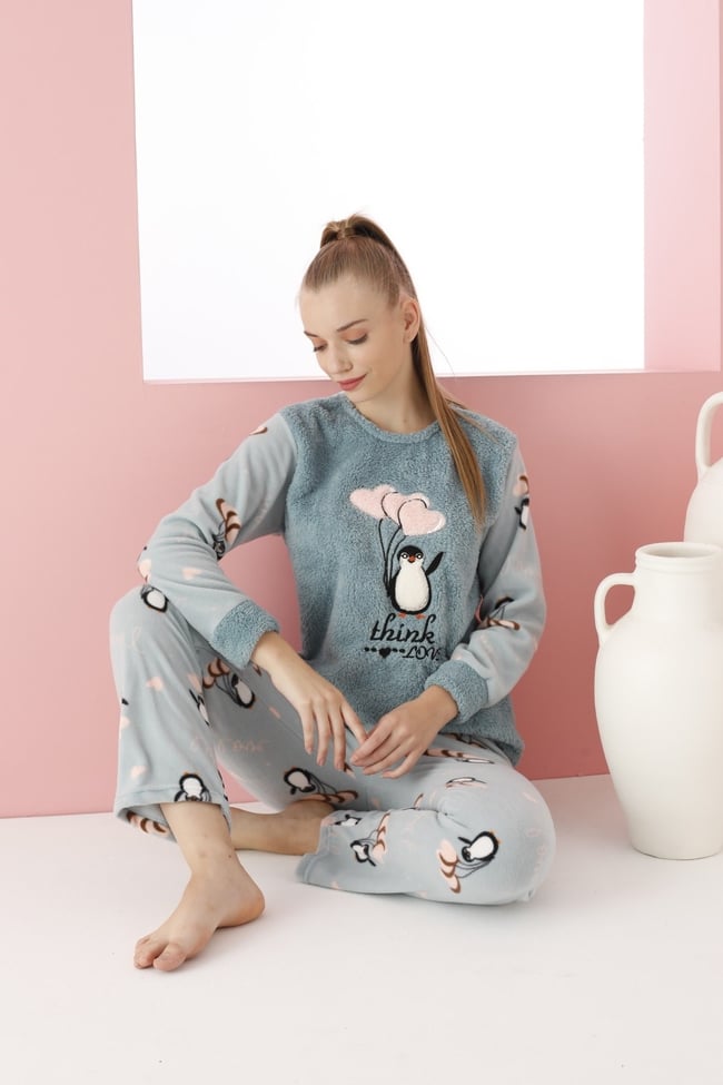 Kadın Mint Yeşili Kalpli Sevimli Penguen Nakışlı Polar Peluş Pijama Takımı.