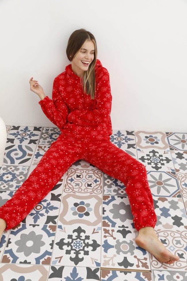 Kadın Nar Rengi Kar Desenli Kapüşonlu Polar Eşofman Pijama Takımı