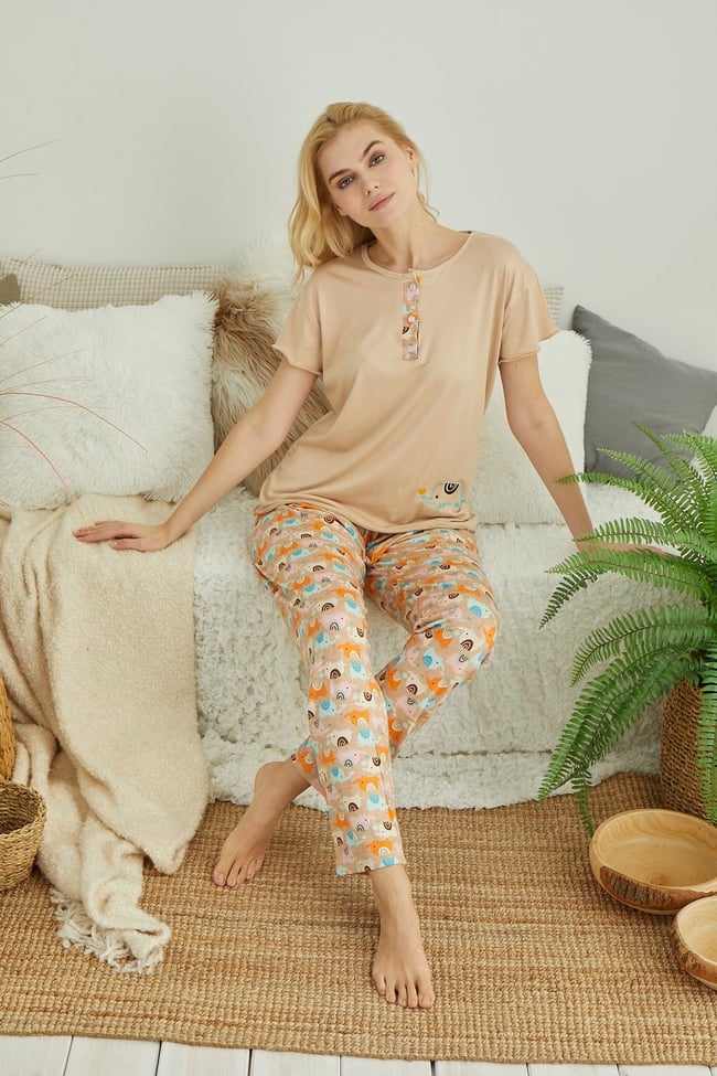 Kadın Patlı Ve Düğmeli Fil Nakışlı Ekru Pijama Takımı.