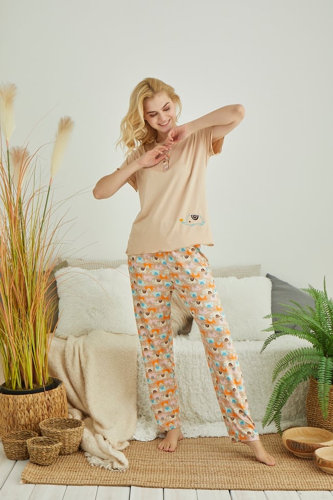 Kadın Patlı Ve Düğmeli Fil Nakışlı Ekru Pijama Takımı.