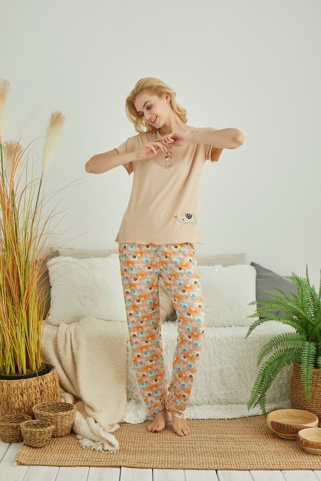 Kadın Patlı Ve Düğmeli Fil Nakışlı Ekru Pijama Takımı.