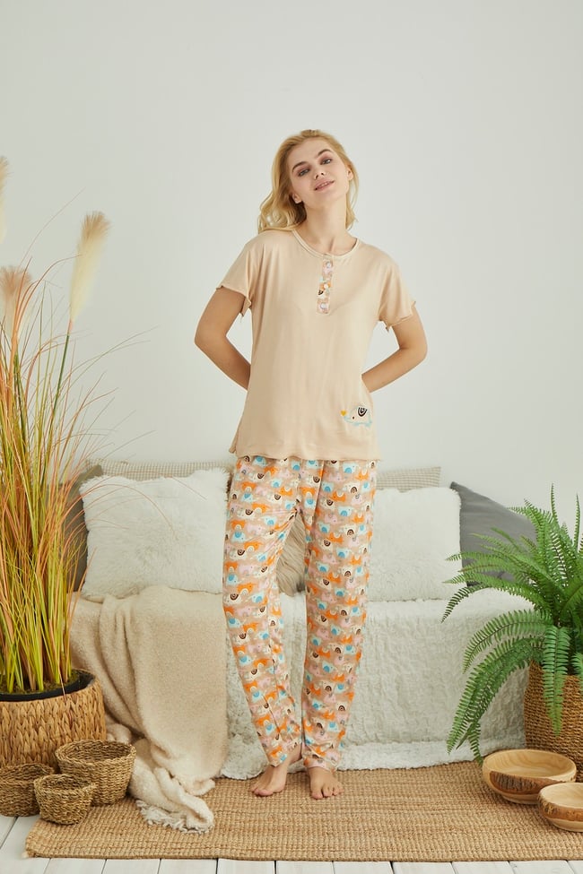 Kadın Patlı Ve Düğmeli Fil Nakışlı Ekru Pijama Takımı.