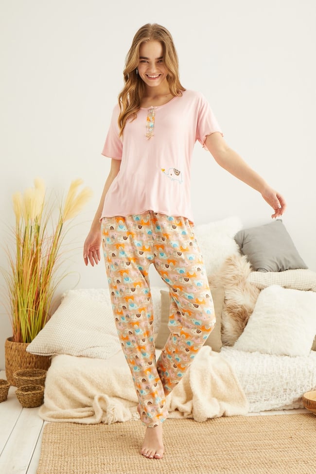 Kadın Patlı Ve Düğmeli Fil Nakışlı Şeker Pembesi Pijama Takımı.