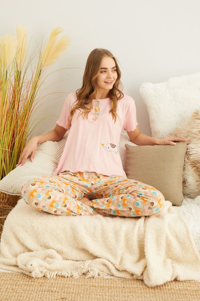 Kadın Patlı Ve Düğmeli Fil Nakışlı Şeker Pembesi Pijama Takımı.