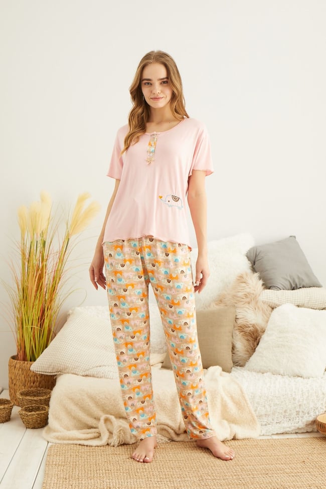 Kadın Patlı Ve Düğmeli Fil Nakışlı Şeker Pembesi Pijama Takımı.