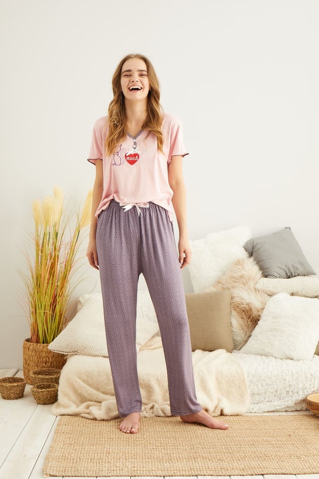 Kadın Pembe Kalpli Kedicik Nakışlı Pijama Takımı.