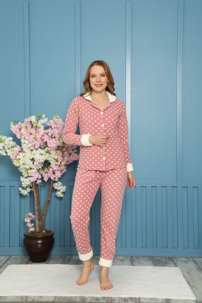 Kadın Pudra Bebe Yaka Önü Düğmeli Puanlı Polar Pijama Takımı.