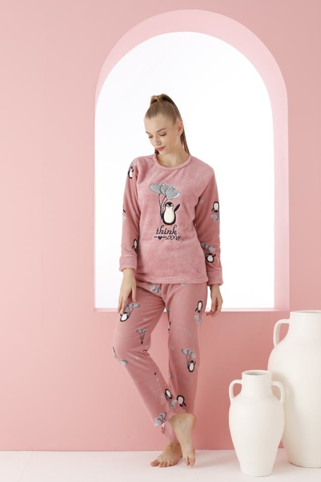 Kadın Pudra Kalpli Sevimli Penguen Nakışlı Polar Peluş Pijama Takımı.