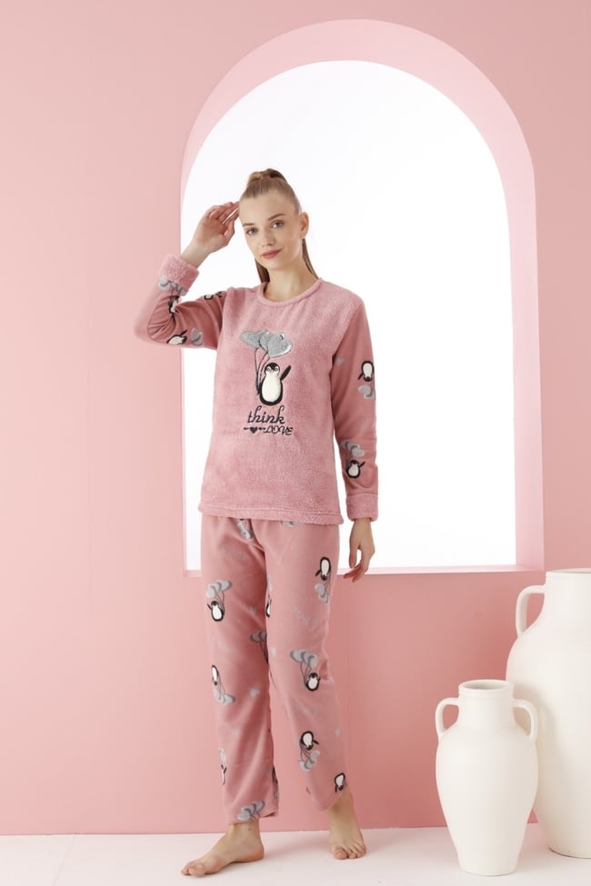 Kadın Pudra Kalpli Sevimli Penguen Nakışlı Polar Peluş Pijama Takımı.