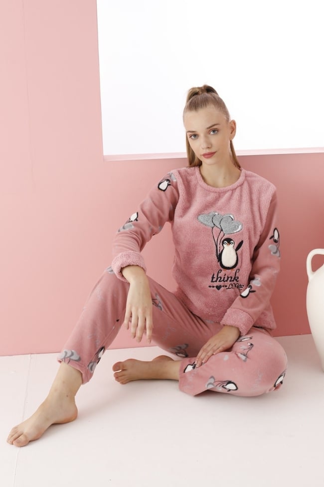 Kadın Pudra Kalpli Sevimli Penguen Nakışlı Polar Peluş Pijama Takımı.