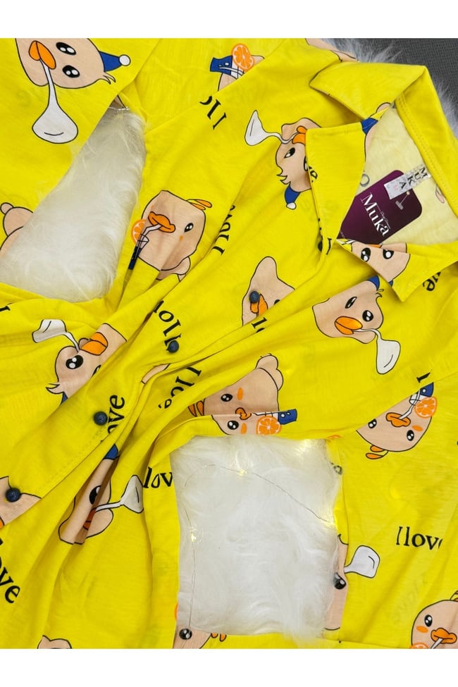 KADIN SARI CİVCİVLİ VE YAZI BASKILI ÖNDEN DÜĞMELİ RİNG POLİ VİSKON PİJAMA TAKIMI.