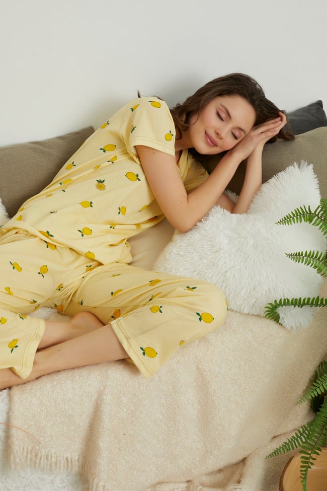 Kadın Sarı Limon Baskılı Kısa Kollu Altı Uzun Pijama Takımı.
