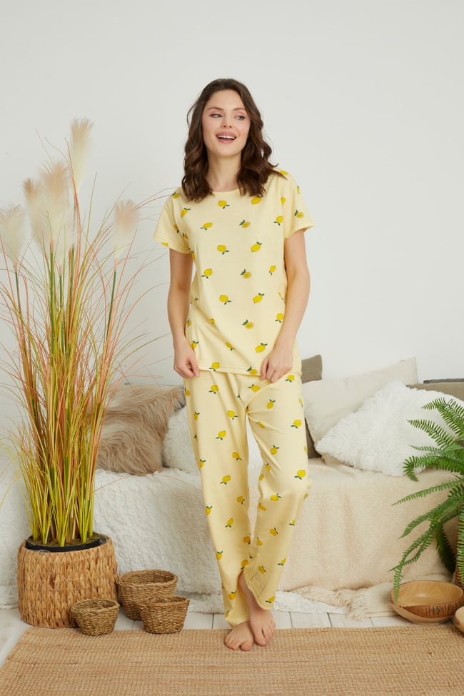 Kadın Sarı Limon Baskılı Kısa Kollu Altı Uzun Pijama Takımı.