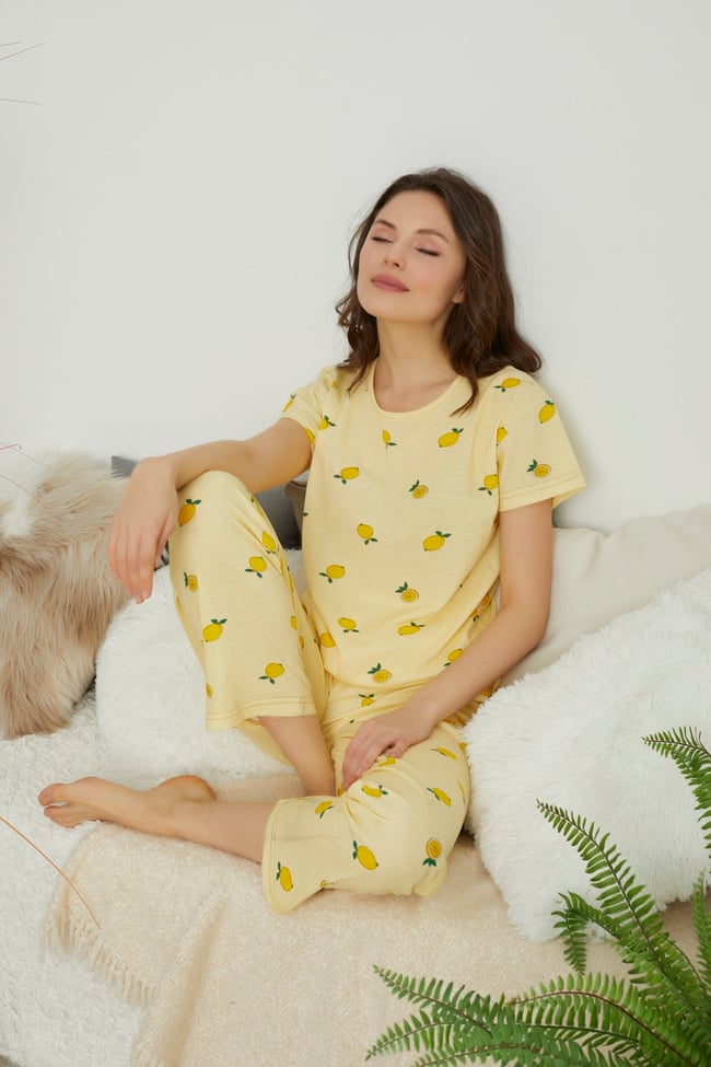 Kadın Sarı Limon Baskılı Kısa Kollu Altı Uzun Pijama Takımı.