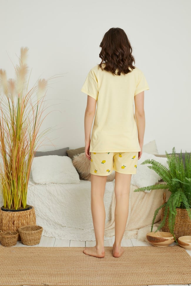 Kadın Sarı Limon Baskılı Kısa Kollu Şortlu Pijama Takımı.