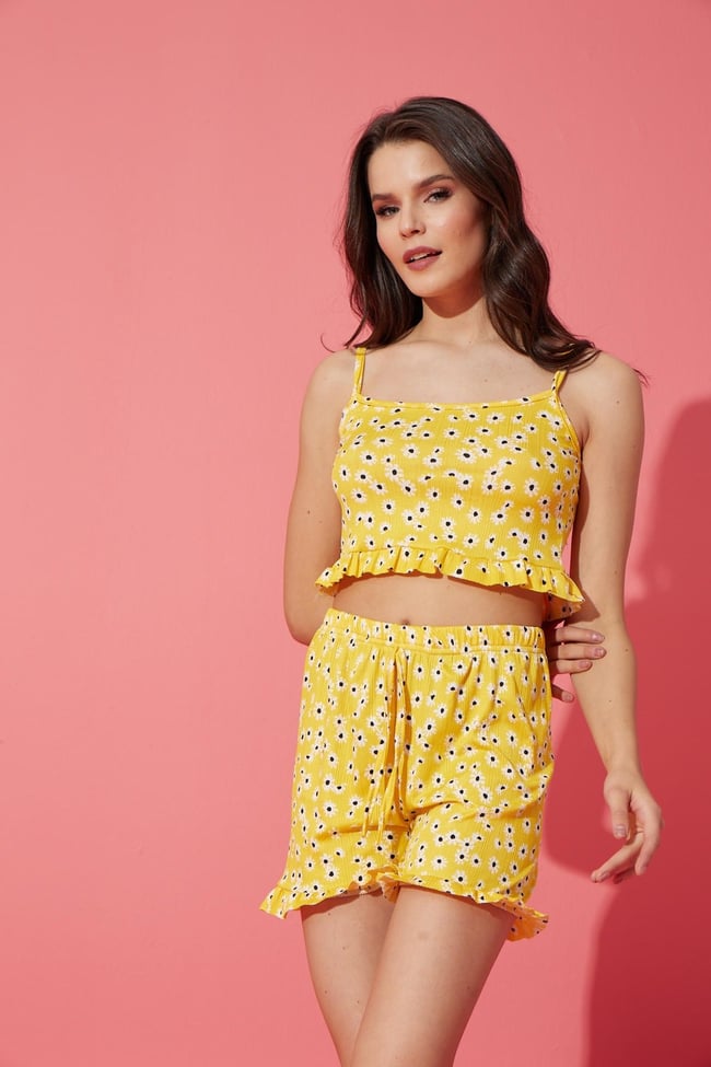 Kadın Sarı Papatya Baskılı Eteği Fırfırlı Kısa Şortlu Pijama Takımı.