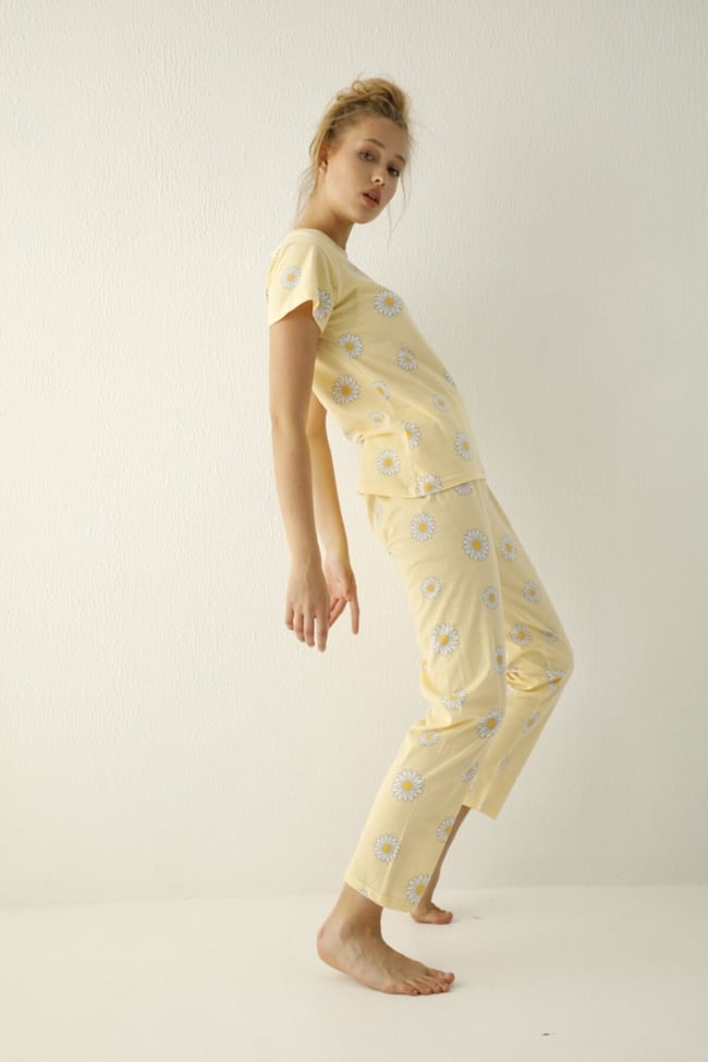 Kadın Sarı Papatya Desenli Pijama Takımı