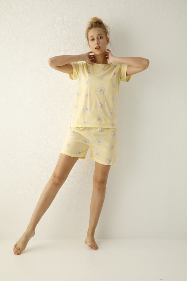 Kadın Sarı Papatya Desenli Şortlu Pijama Takımı