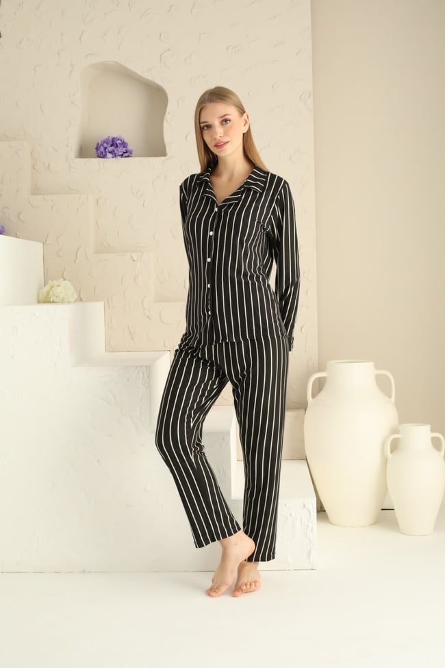 Kadın Siyah Çizgili Bebe Yaka Önü Düğmeli Pijama Takımı.