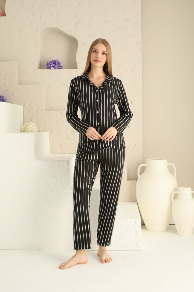 Kadın Siyah Çizgili Bebe Yaka Önü Düğmeli Pijama Takımı.