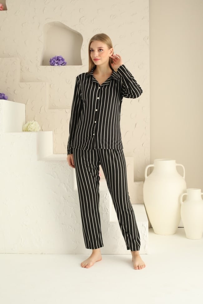 Kadın Siyah Çizgili Bebe Yaka Önü Düğmeli Pijama Takımı.
