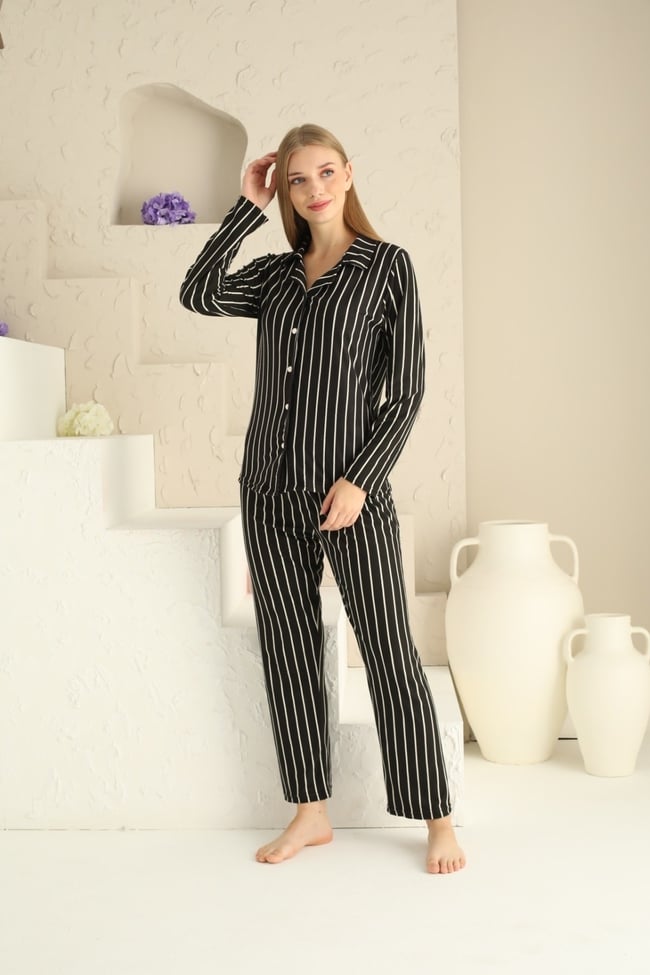 Kadın Siyah Çizgili Bebe Yaka Önü Düğmeli Pijama Takımı.