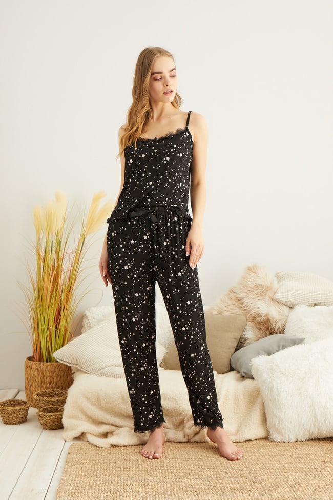 Kadın Siyah Ip Askılı Yaka Ve Paçası Dantelli Yıldız Baskılı Pijama Takımı