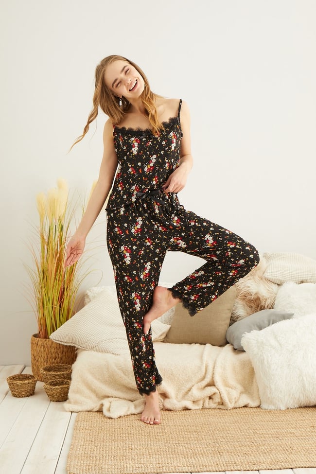 Kadın Siyah Ip Askılı Yaka Ve Paçası Dantelli Kırmızı Çiçek Baskılı Pijama Takımı