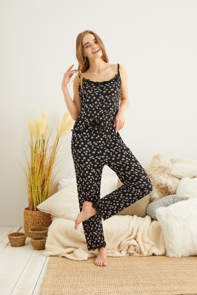 Kadın Siyah Ip Askılı Yaka Ve Paçası Dantelli Çiçek Baskılı Pijama Takımı