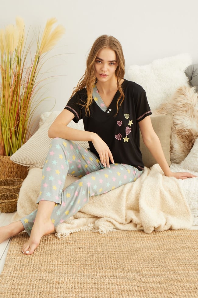 Kadın Siyah Kalp Yıldız Nakışlı Pijama Takımı.