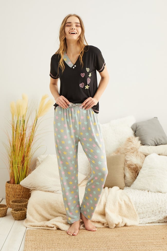 Kadın Siyah Kalp Yıldız Nakışlı Pijama Takımı.
