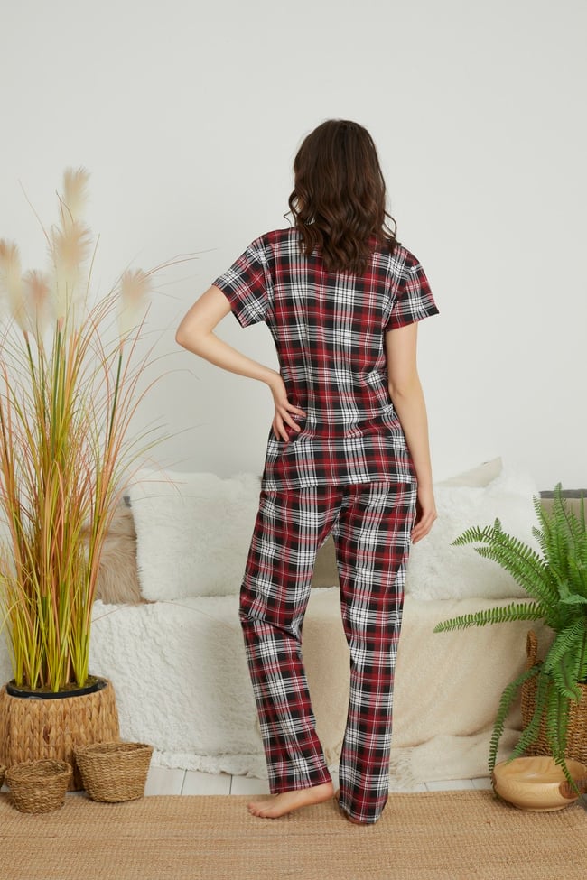 Kadın Siyah Kırmızı Çizgili Ekoseli Kısa Kollu Altı Uzun Pijama Takımı.
