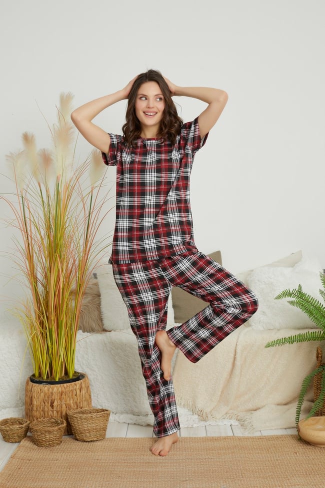 Kadın Siyah Kırmızı Çizgili Ekoseli Kısa Kollu Altı Uzun Pijama Takımı.