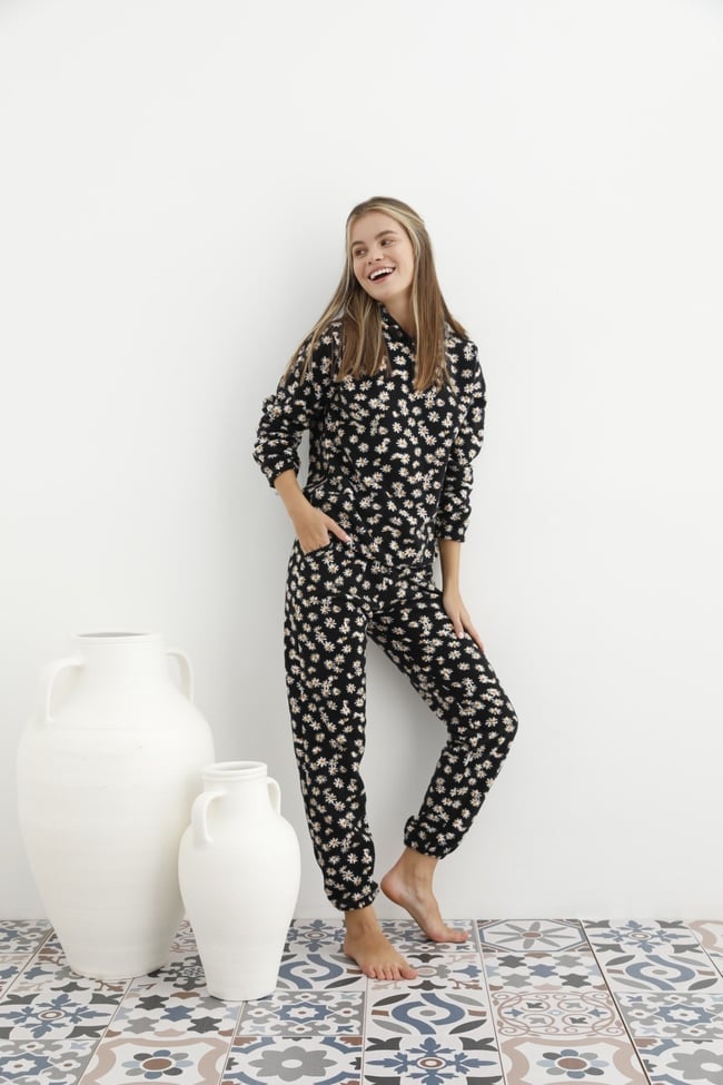 Kadın Siyah Papatya Desenli Kapüşonlu Polar Eşofman Pijama Takımı