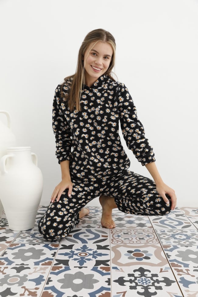 Kadın Siyah Papatya Desenli Kapüşonlu Polar Eşofman Pijama Takımı