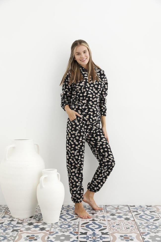 Kadın Siyah Papatya Desenli Kapüşonlu Polar Eşofman Pijama Takımı