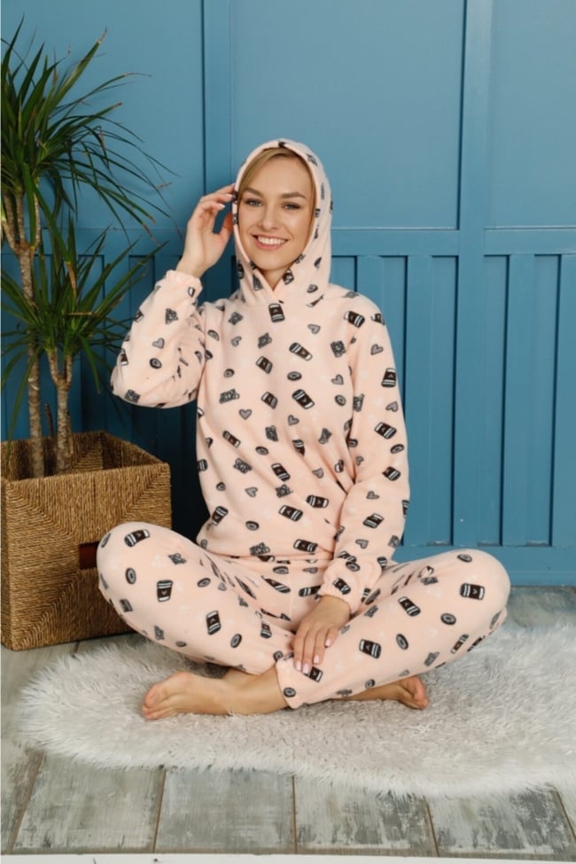 Kadın Somon Bardak Baskılı Kapüşonlu Polar Pijama Takımı.