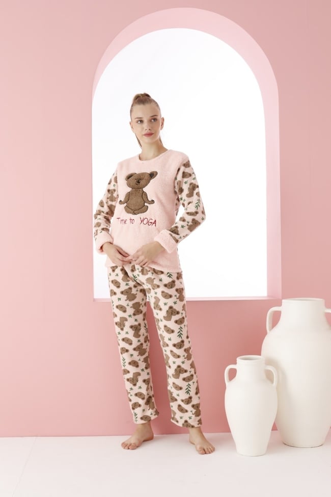 Kadın Somon Yoga Yapan Sevimli Kuala Nakışlı Polar Peluş Pijama Takımı.