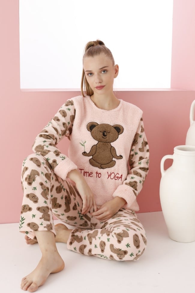 Kadın Somon Yoga Yapan Sevimli Kuala Nakışlı Polar Peluş Pijama Takımı.