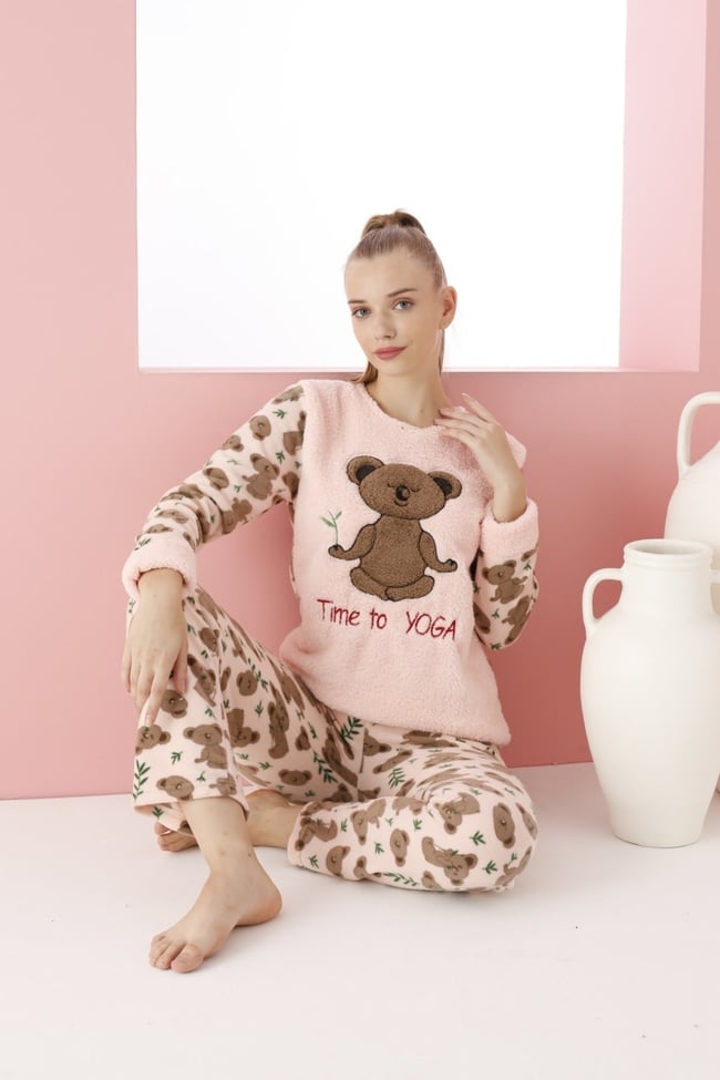Kadın Somon Yoga Yapan Sevimli Kuala Nakışlı Polar Peluş Pijama Takımı.