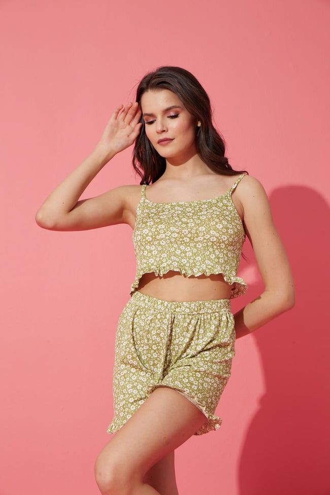 Kadın Su Yeşili Çiçek Baskılı Eteği Fırfırlı Kısa Şortlu Pijama Takımı.