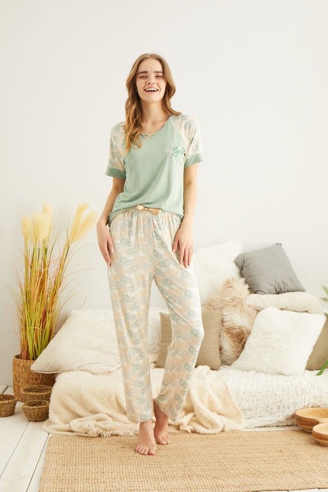 Kadın Su Yeşili Çiçekli Girls Yazı Nakışlı Pijama Takımı.