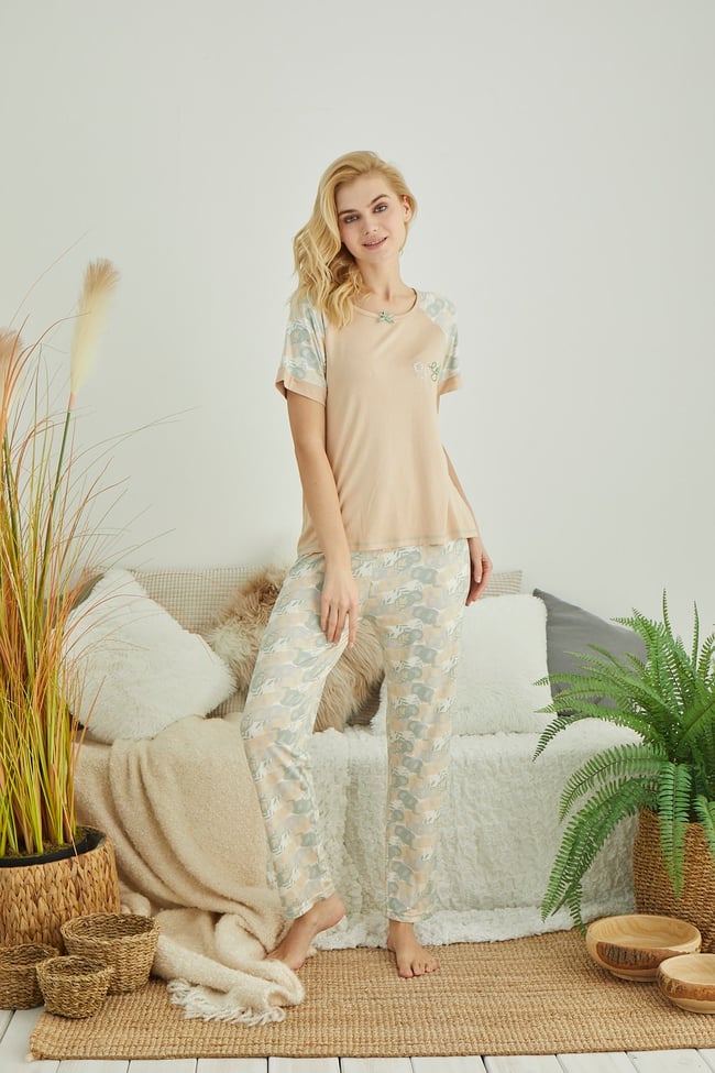 Kadın Sütlü Kahve Çiçekli Girls Yazı Nakışlı Pijama Takımı.
