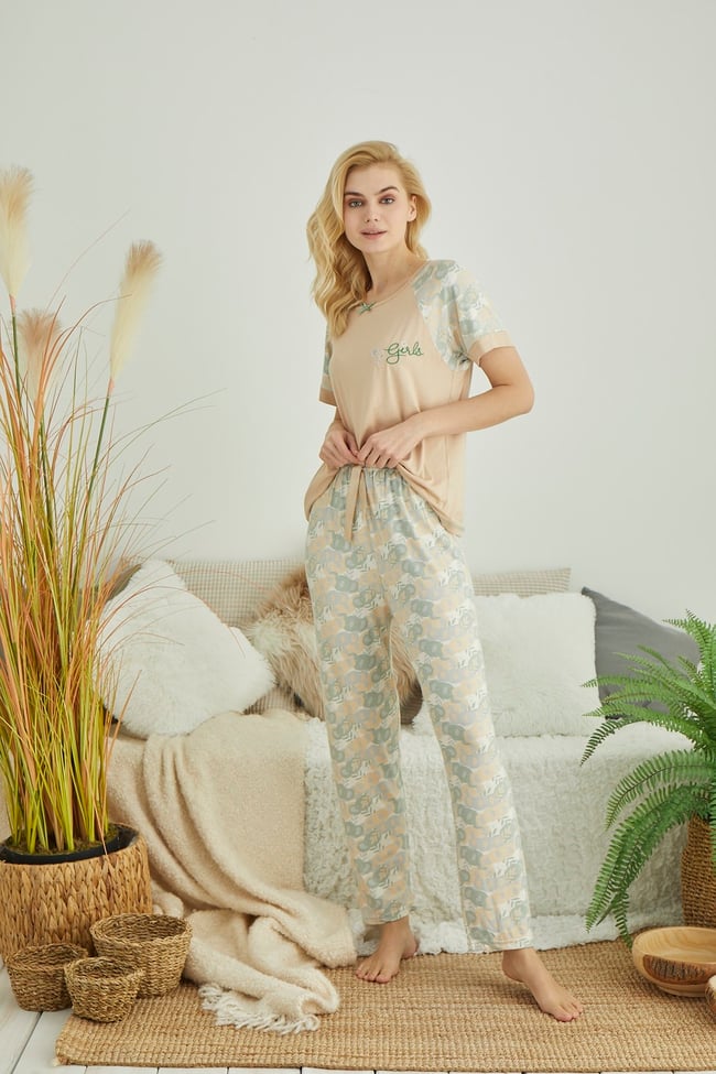 Kadın Sütlü Kahve Çiçekli Girls Yazı Nakışlı Pijama Takımı.