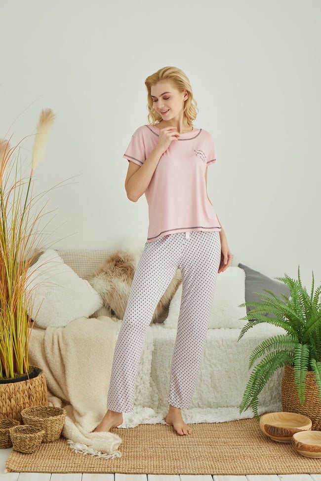 Kadın Toz Pembe Yazı Nakışlı Pijama Takımı.