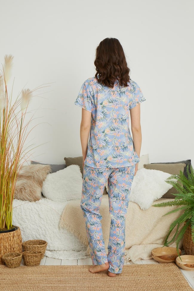Kadın Turuncu Çiçek Baskılı Mavi Kısa Kollu Altı Uzun Pijama Takımı.