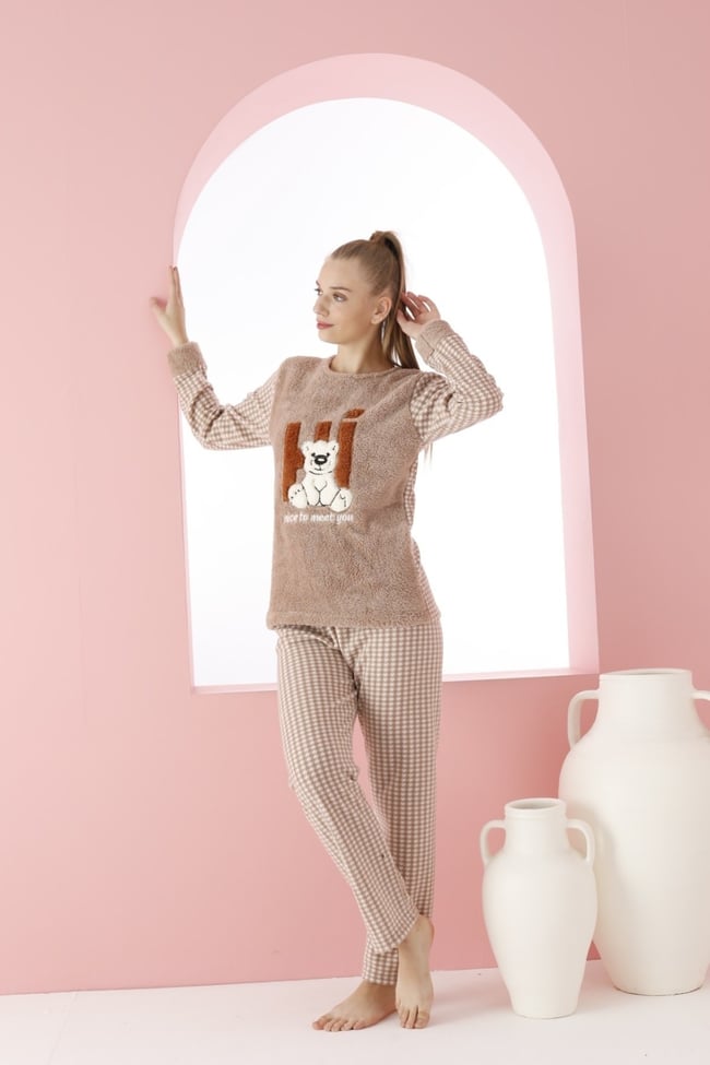 Kadın Vizon Hi Yazılı Ayıcık Nakışlı Polar Peluş Pijama Takımı.