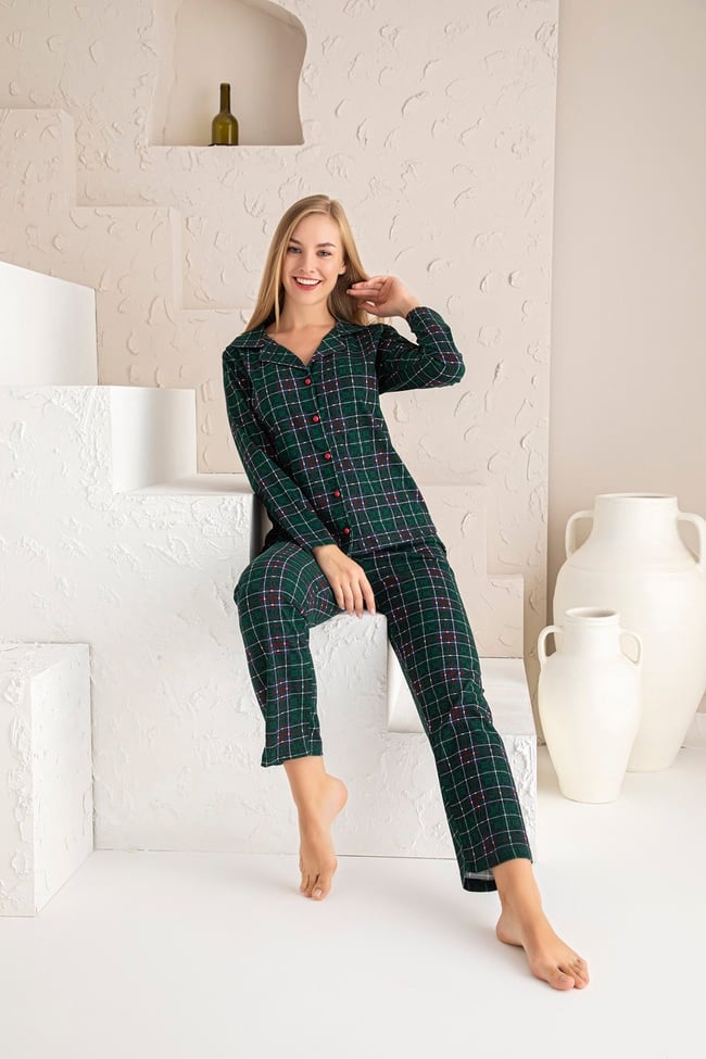 Kadın Zümrüt Yeşili Önü Düğmeli Bebe Yaka Uzun Kollu Pijama Takımı.