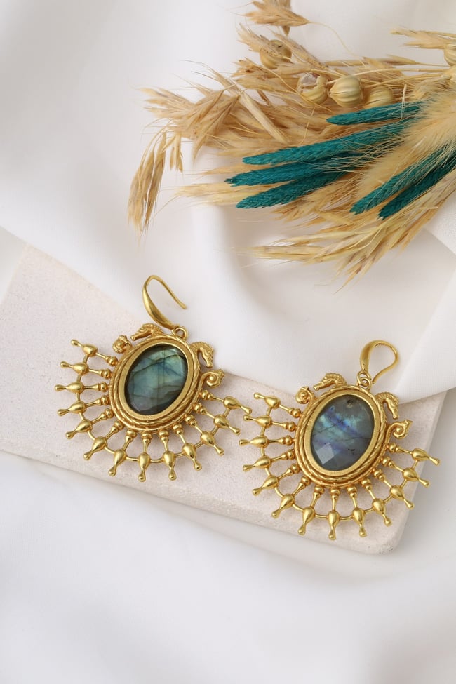 Güneş ve Deniz Atı Motifli Labradorite Doğal Taşlı 22 Ayar Gold Kaplama Küpe