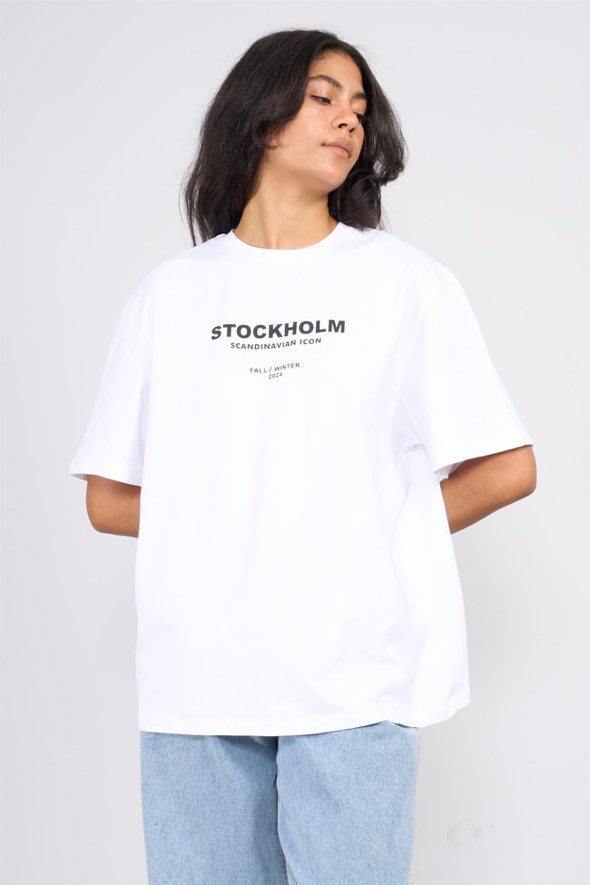 Helly Y25 Mb-6056 Beyaz Kadın Stockholm Yazı Baskılı T-Shirt